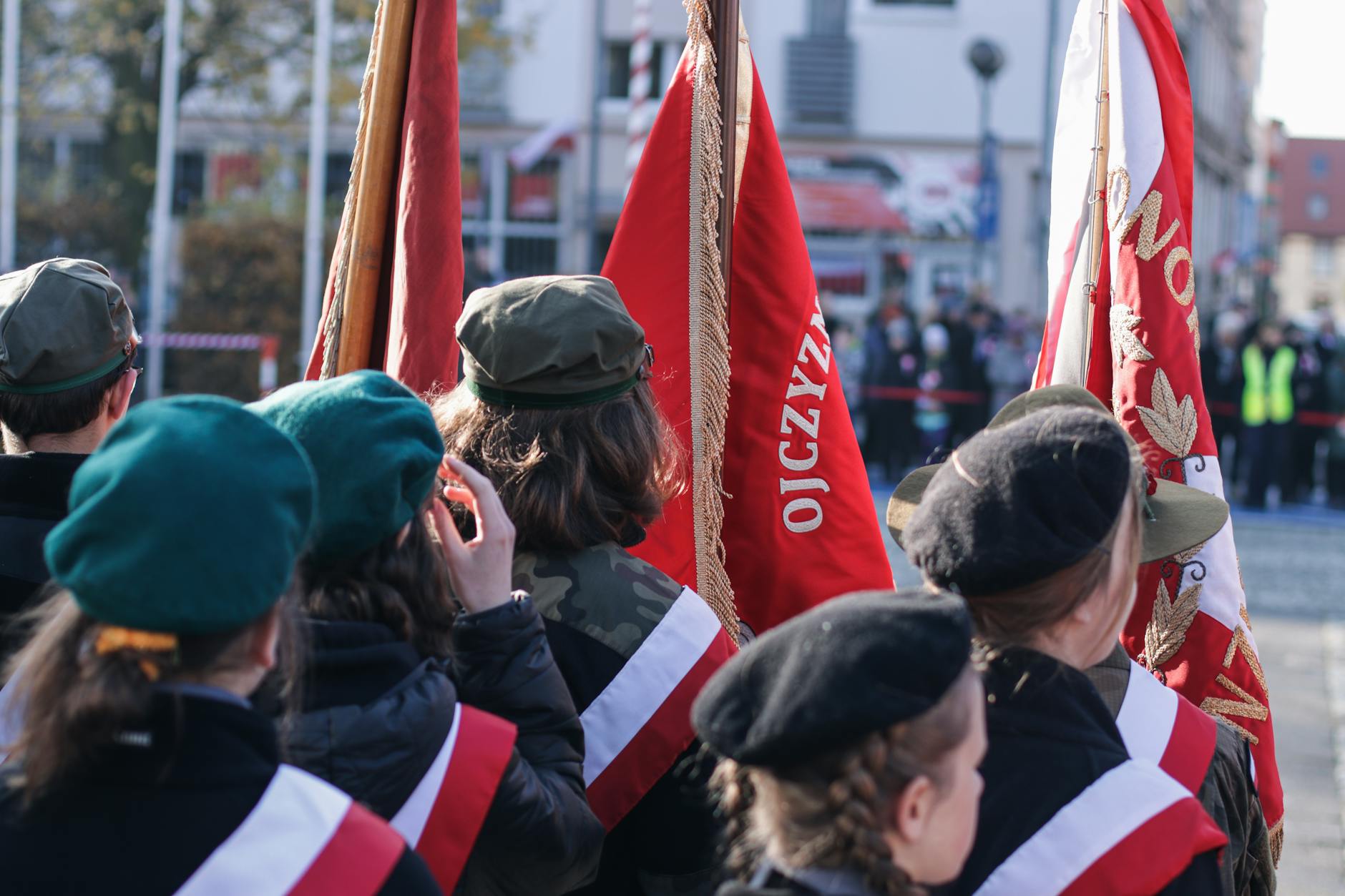Plakat informacyjny o Marszu Godności i spotkaniu dla ojców w Oławie