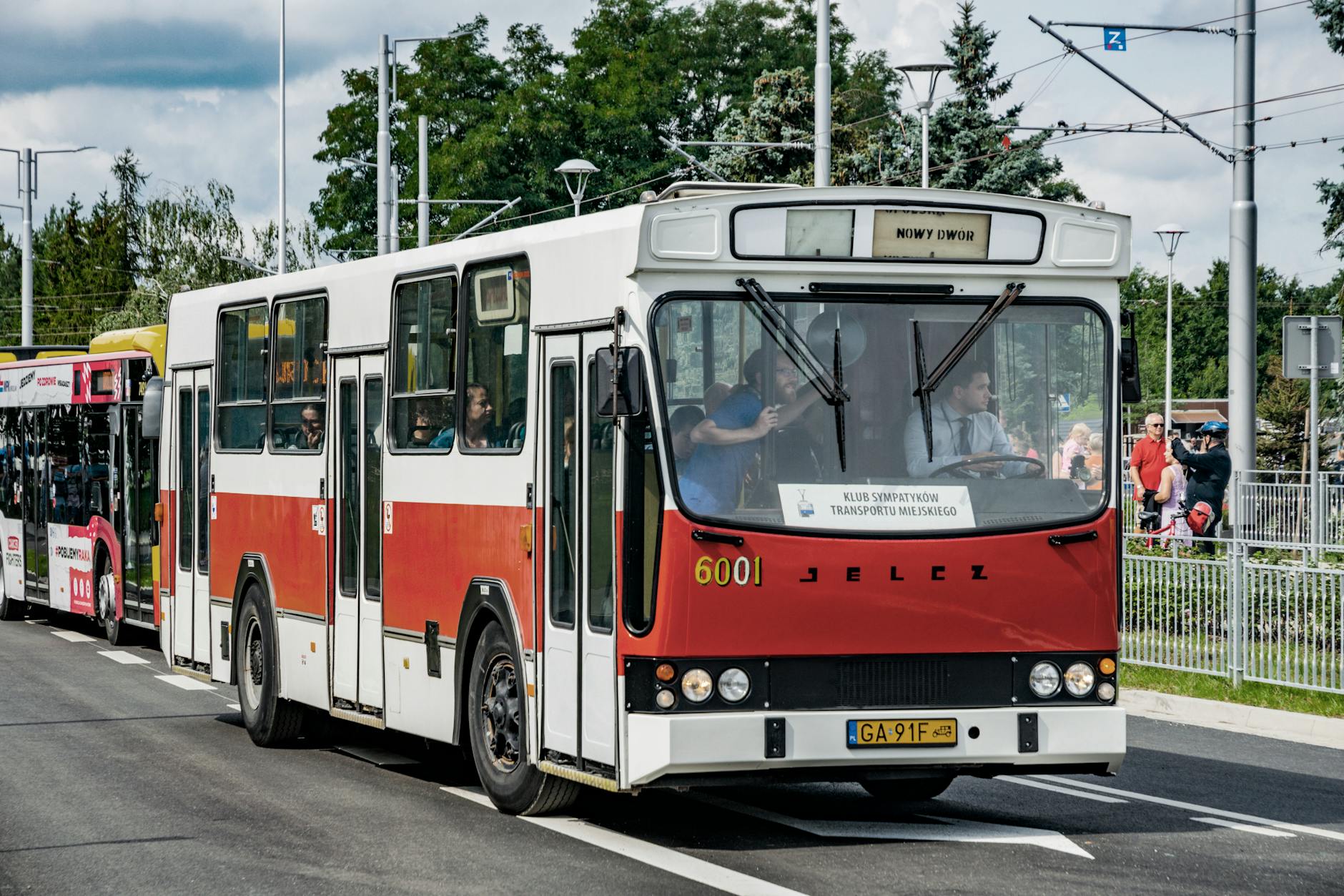 Znak drogowy informujący o ruchu wahadłowym na drodze Oława - Jelcz-Laskowice podczas remontu